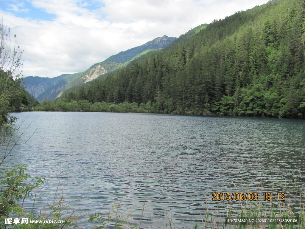 宁静湖畔山林美景