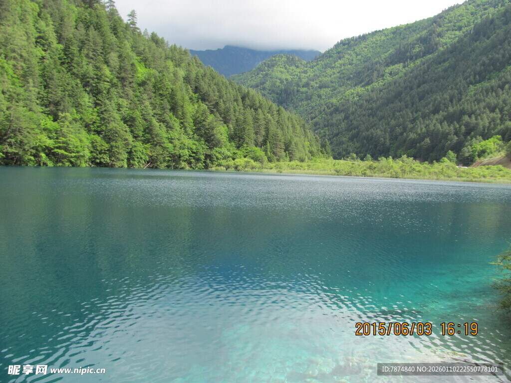 青山环抱的澄澈幽蓝湖泊