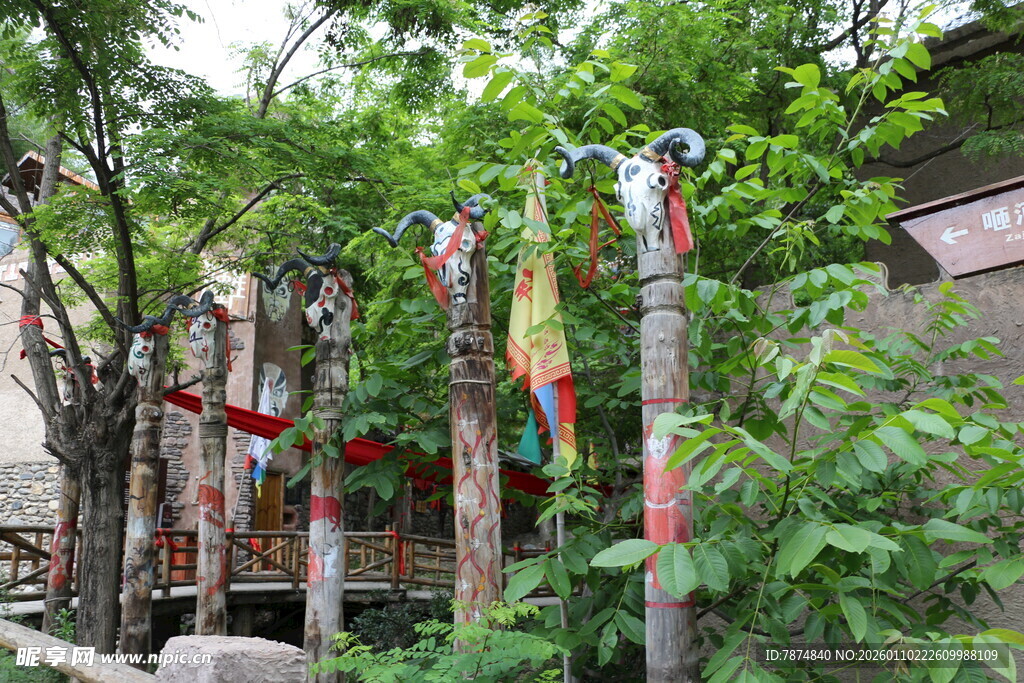 古旧木架挂饰于绿植间