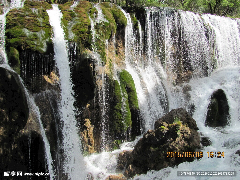 山间瀑布流水景观