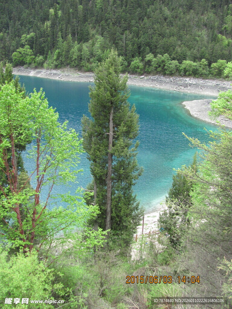 青山环抱的碧蓝色湖泊