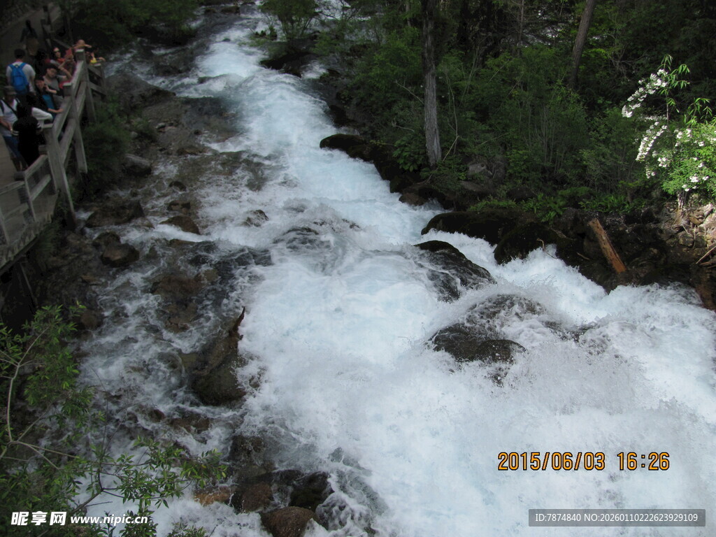 山间湍急溪流奔腾而下