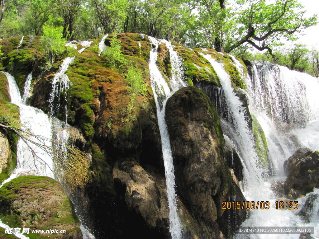 山间瀑布 绿意盎然的景致