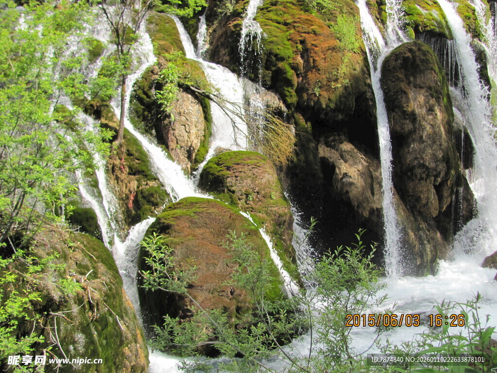 山间瀑布下的绿意景致