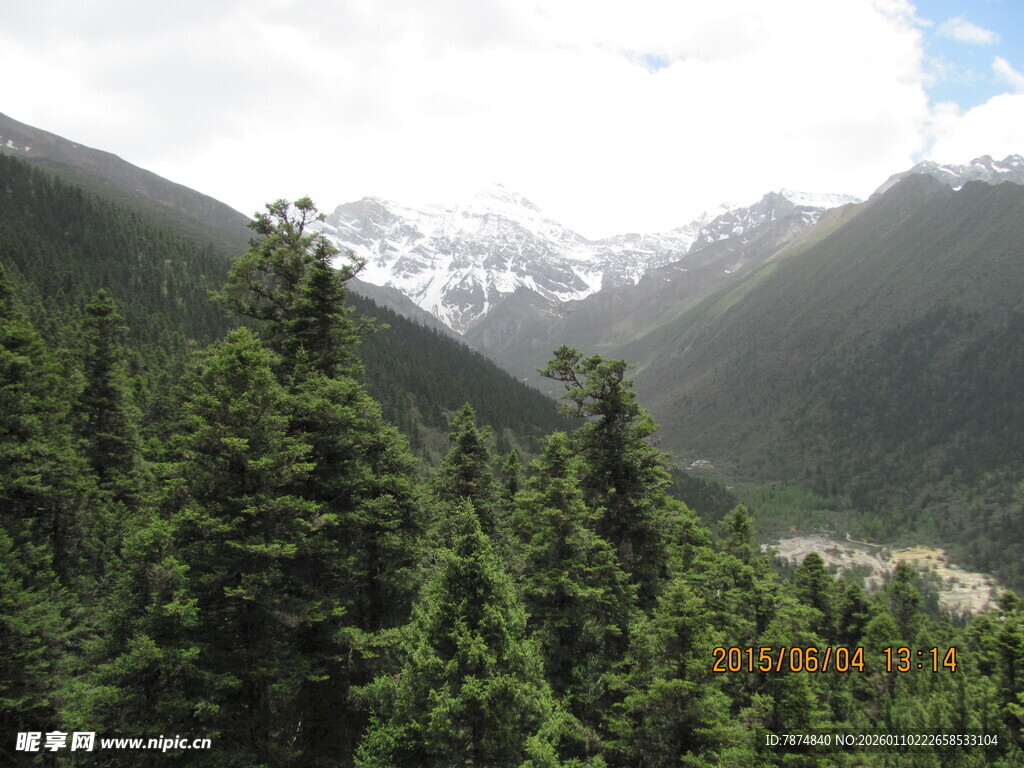 山林间的壮丽雪山景观