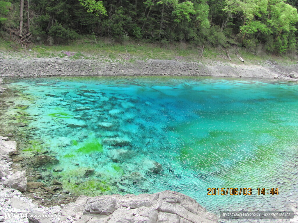 清澈蓝绿湖水的自然美景