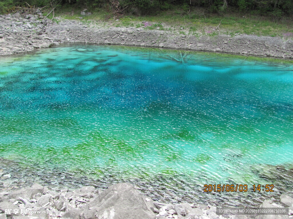 清澈蓝绿色的自然小水池