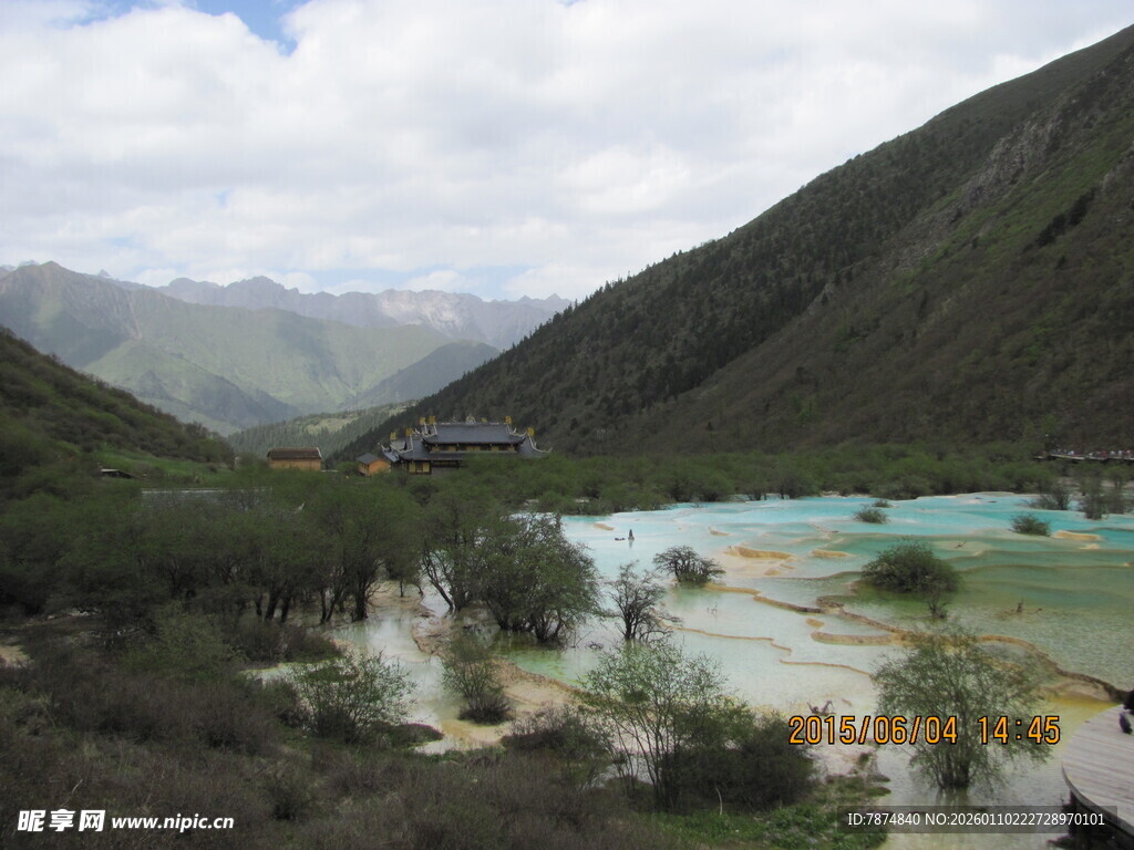 山间多彩湖泊美景