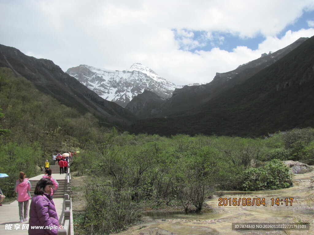 山间美景中的徒步游客