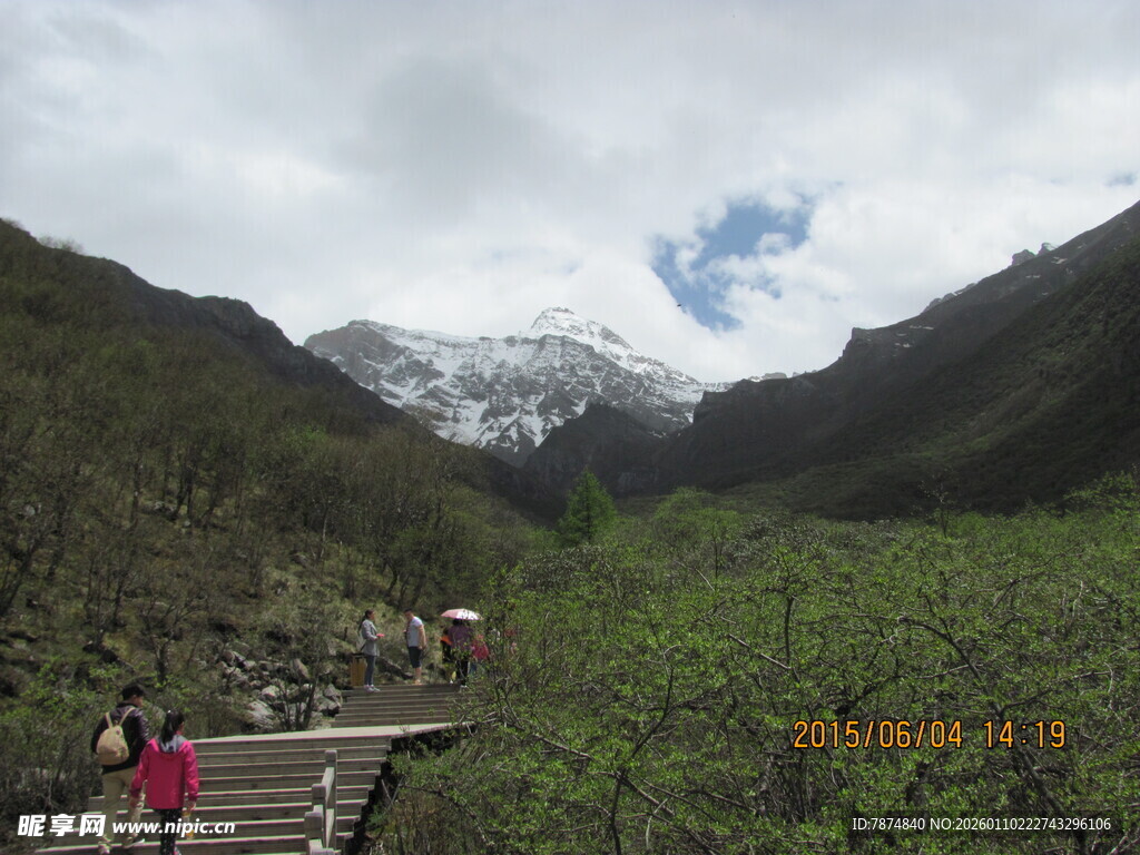山间栈道赏景的游客
