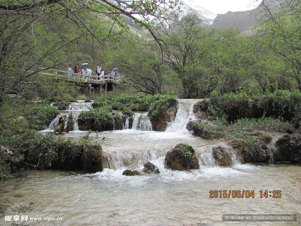 山间溪流瀑布自然美景