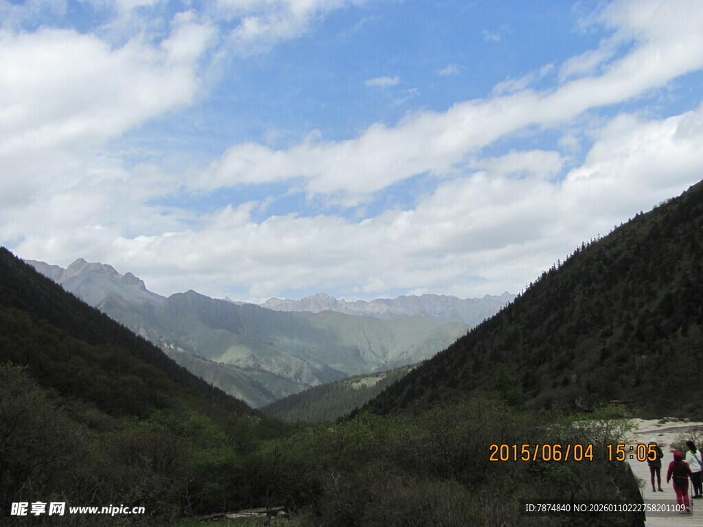 山间美景 蓝天白云伴行人