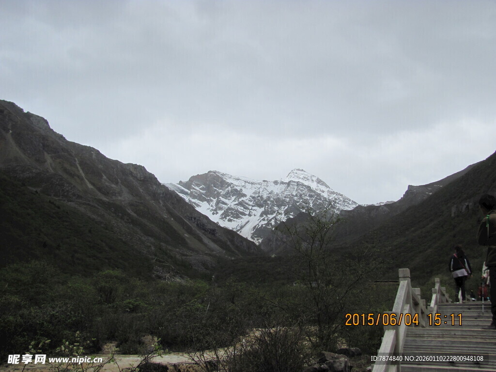 山间步道与远处雪山景观