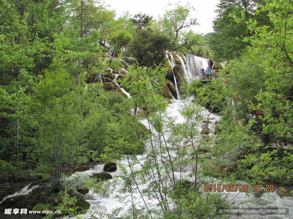 山间溪流瀑布绿意盎然
