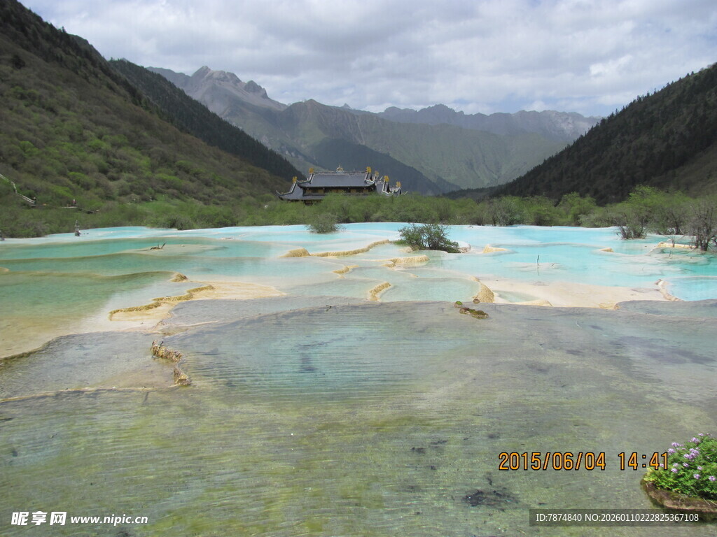 梦幻五彩的山间湖泊