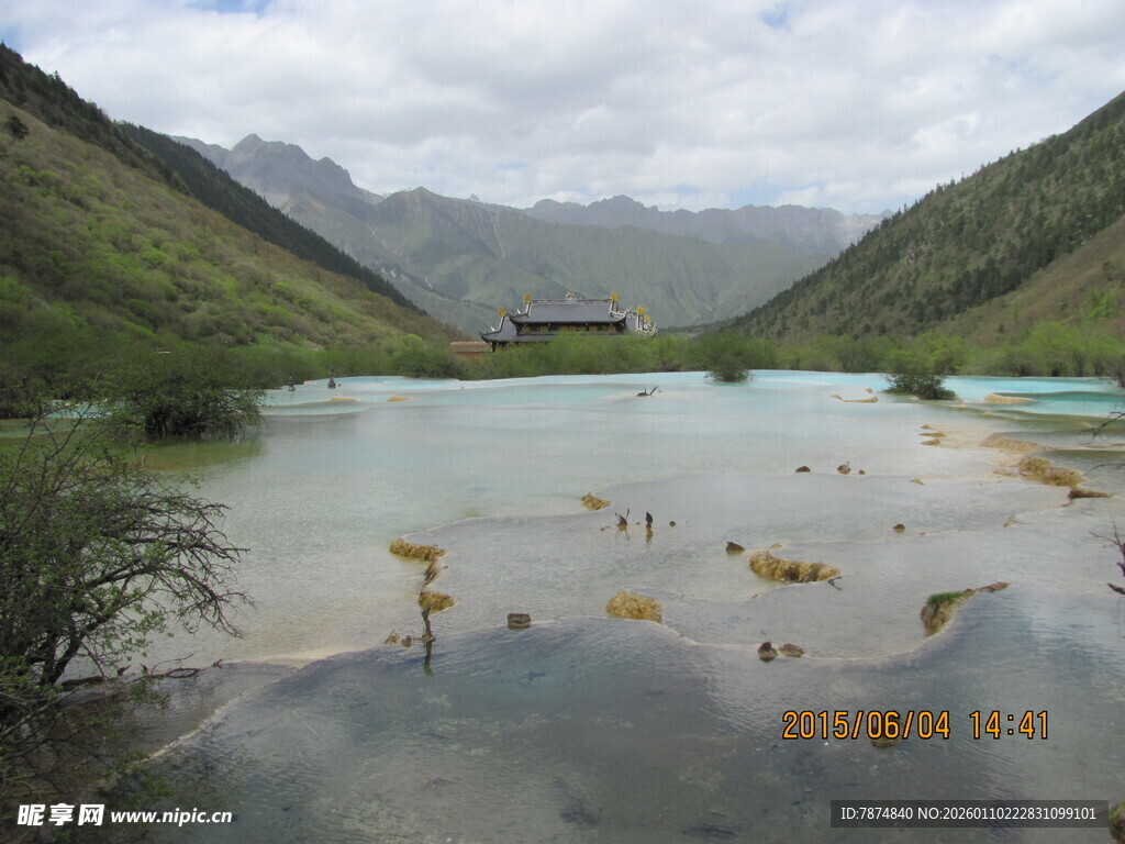山间碧湖 水中标识点点