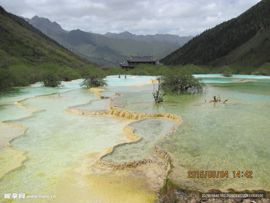 梦幻五彩的山间温泉景观