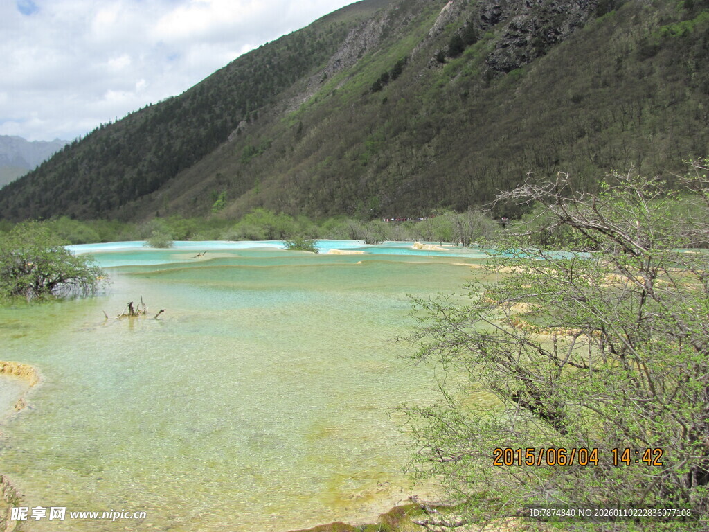 山间清澈碧绿的美丽湖泊