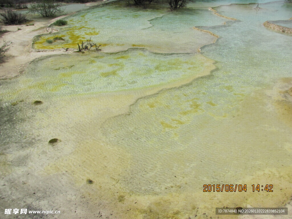 清澈浅滩水下景象