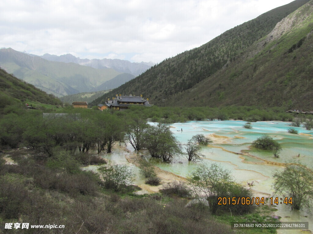 山间多彩溪流美景