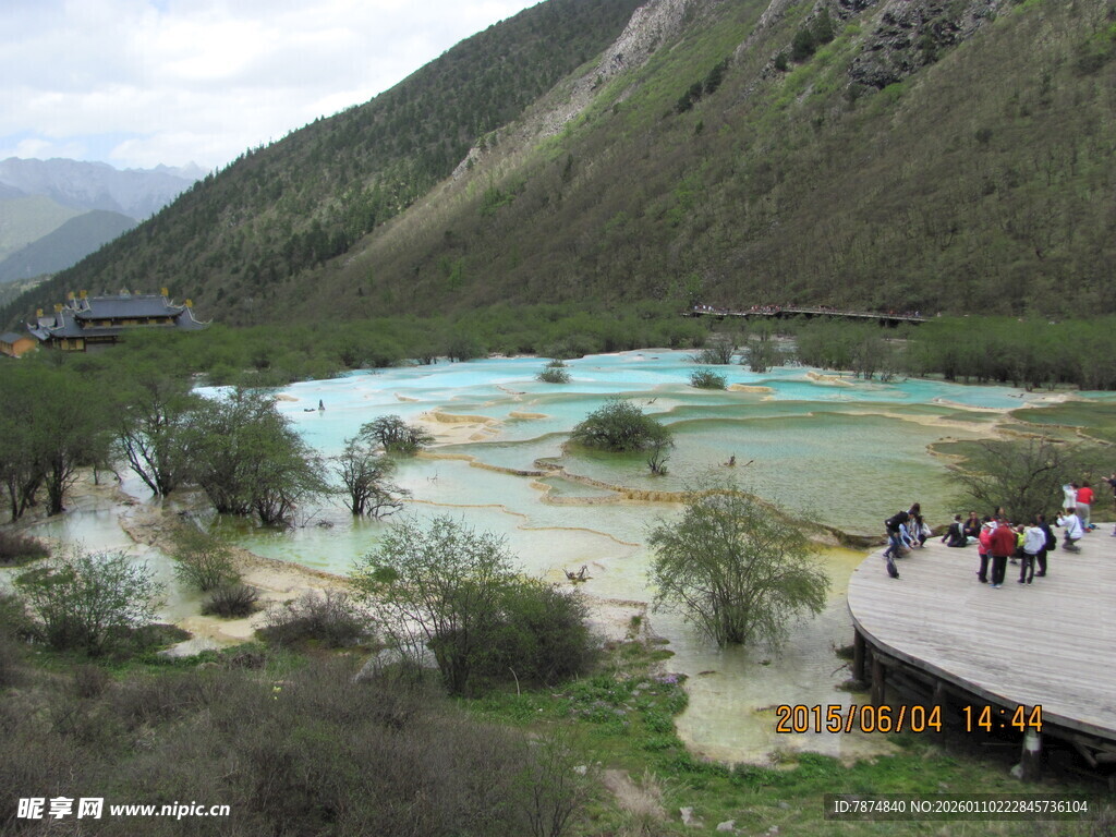 九寨沟五彩湖景游人赏