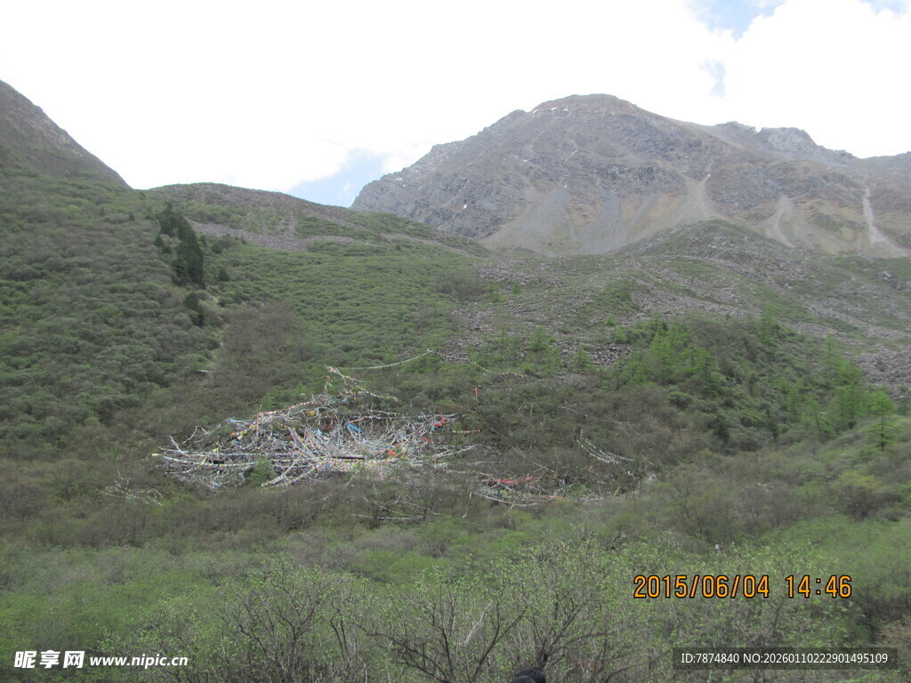 山间绿意盎然的自然景致