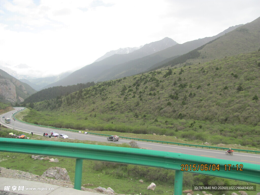 山间公路车流穿梭