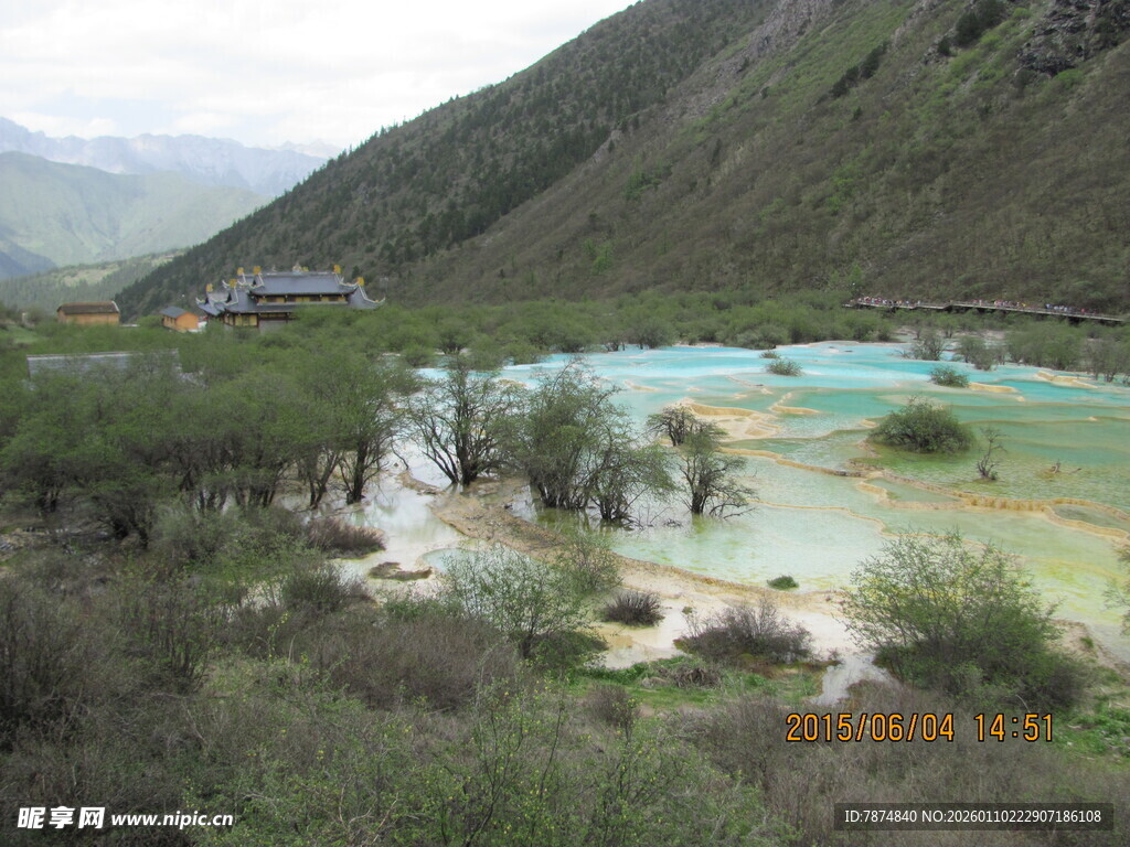 五彩斑斓的山间湖泊景观