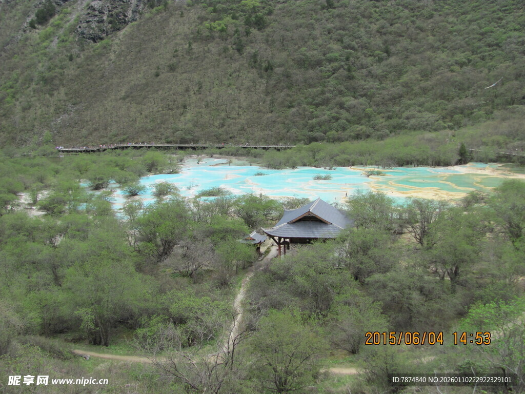 山间彩池旁的静谧小屋