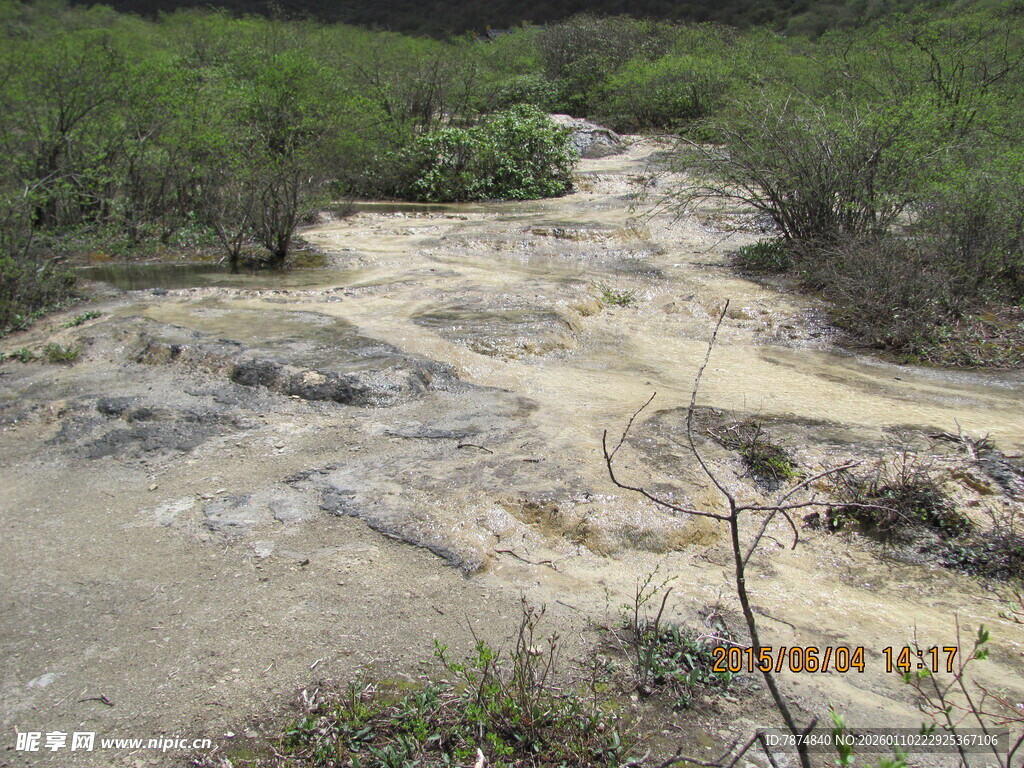 山间泥泞溪流景观