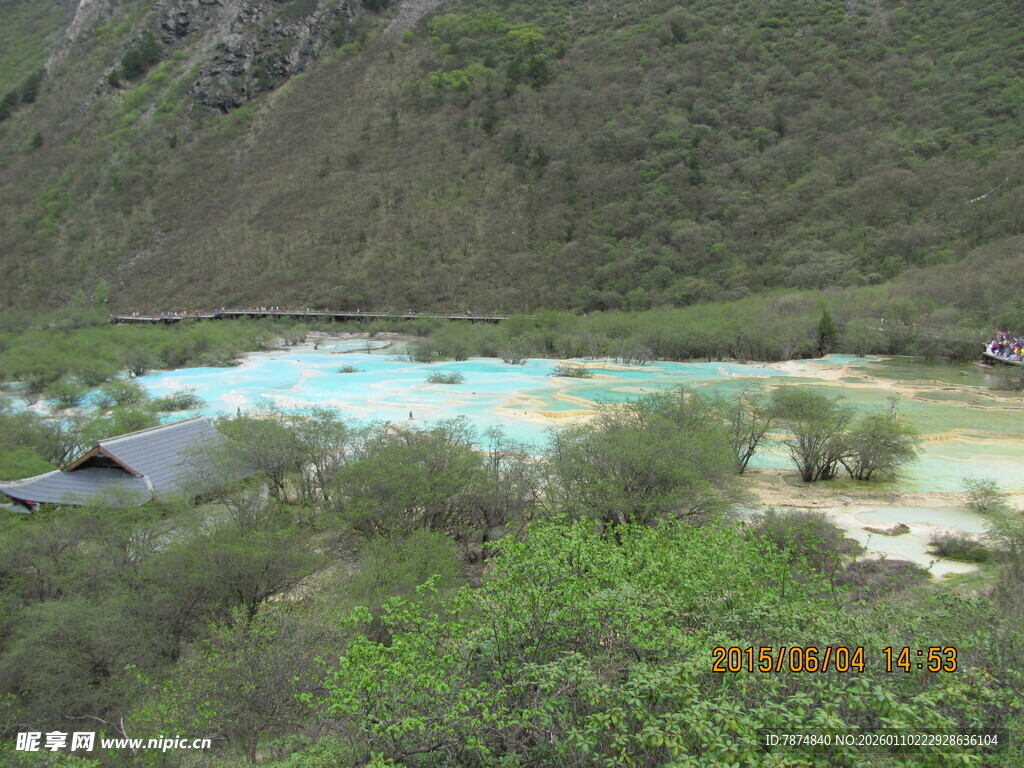 山间多彩湖泊与绿植景观
