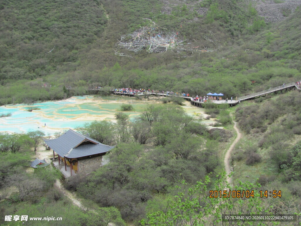 山间小屋旁的多彩池景