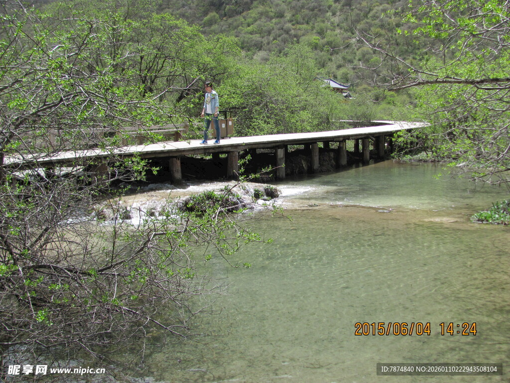 山间木桥横跨清澈溪流