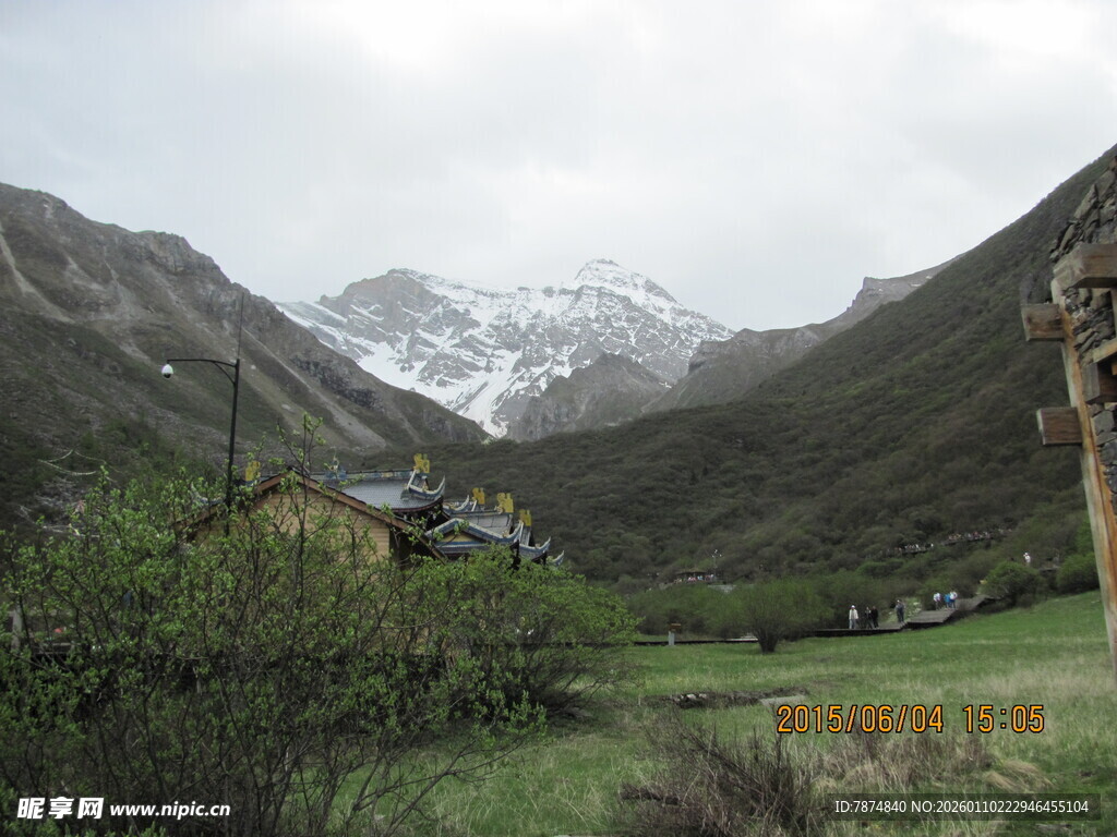 山间美景 远处雪山覆顶