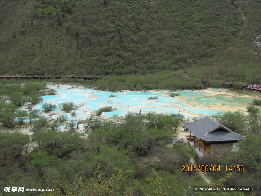 山间彩池旁的古朴小屋