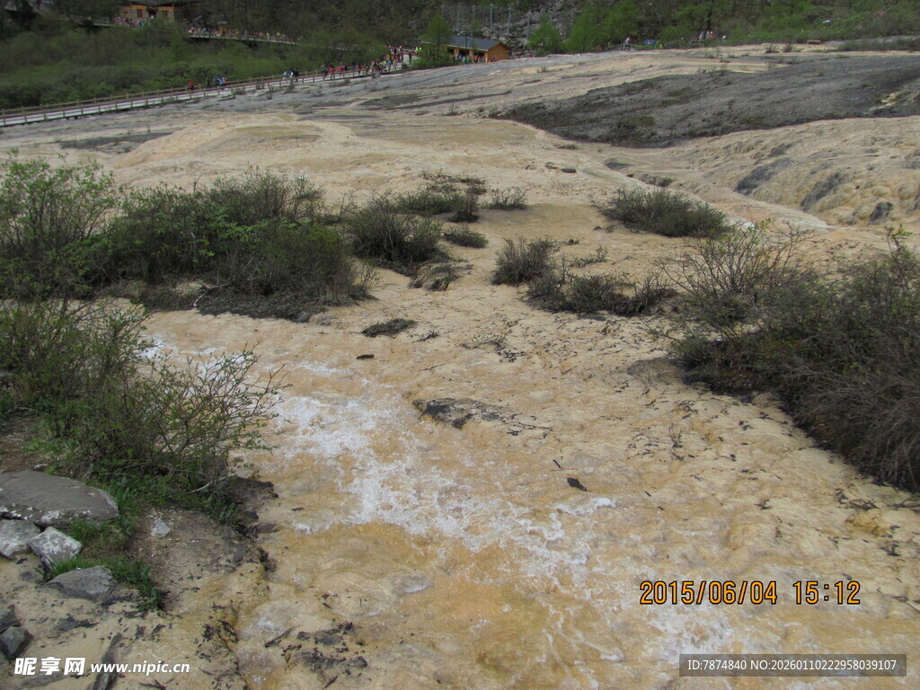山间浑浊溪流与岸边植被