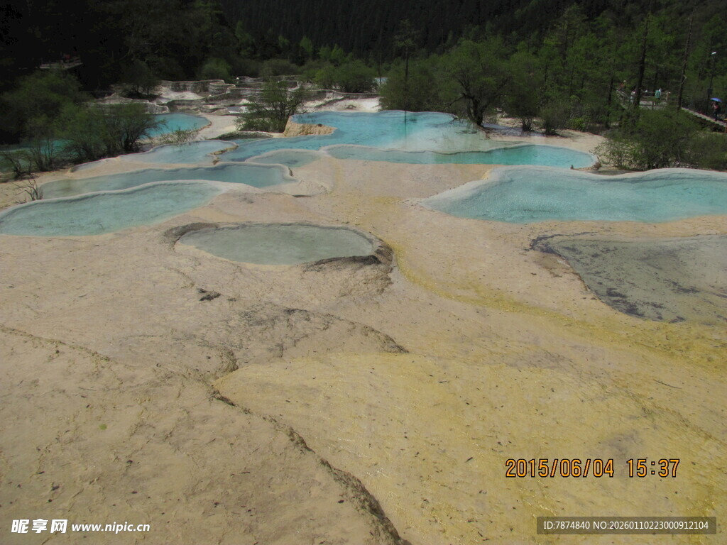 五彩斑斓的天然温泉池