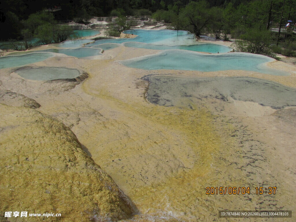 五彩斑斓的钙化池景观