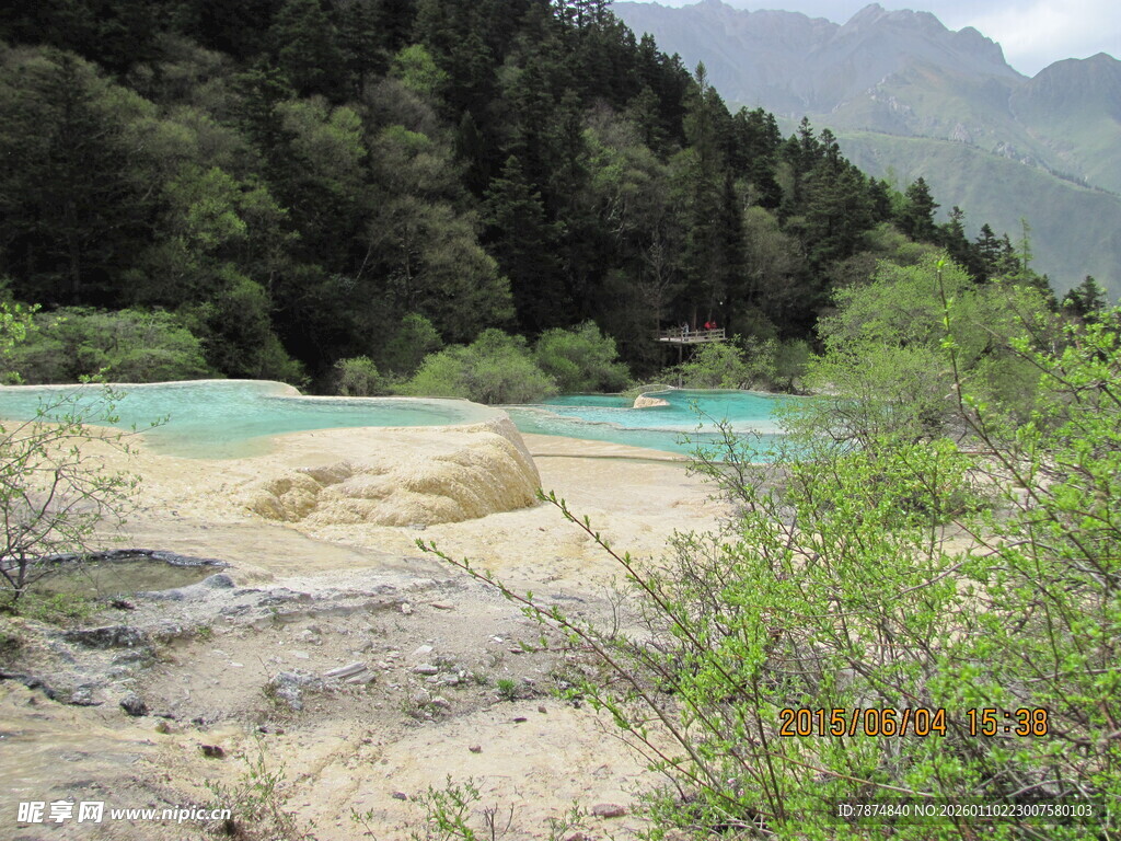 山间蓝绿相间的美丽湖泊