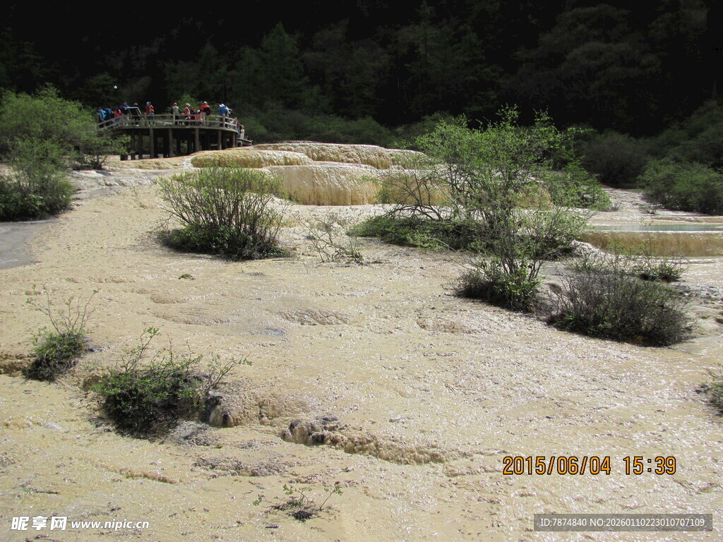 山间沙地与零星植被景观