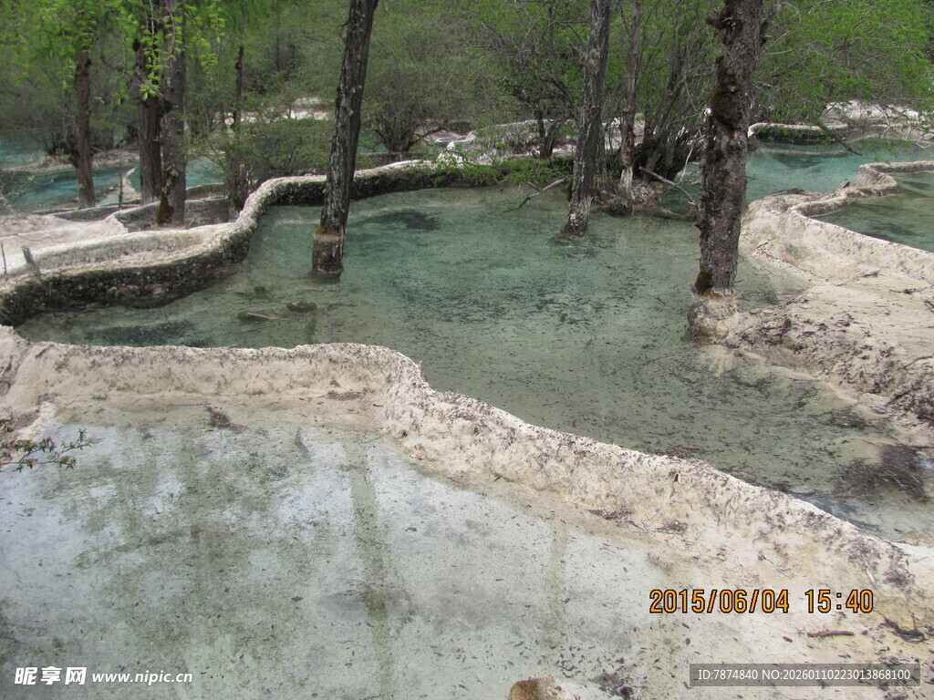 山间清澈小溪与木桥景观