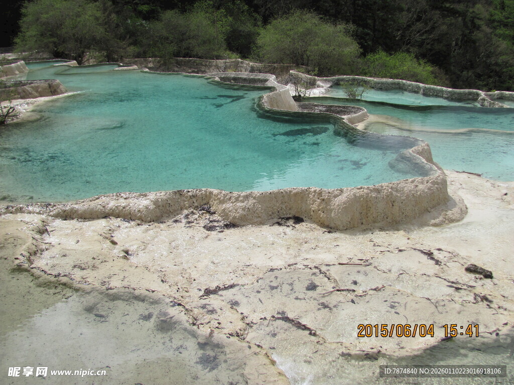 梦幻蓝绿色钙化池景观