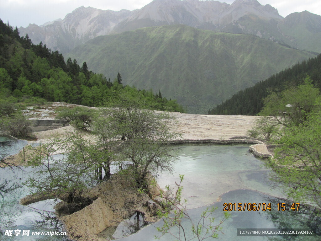 山间溪流上的古朴石桥