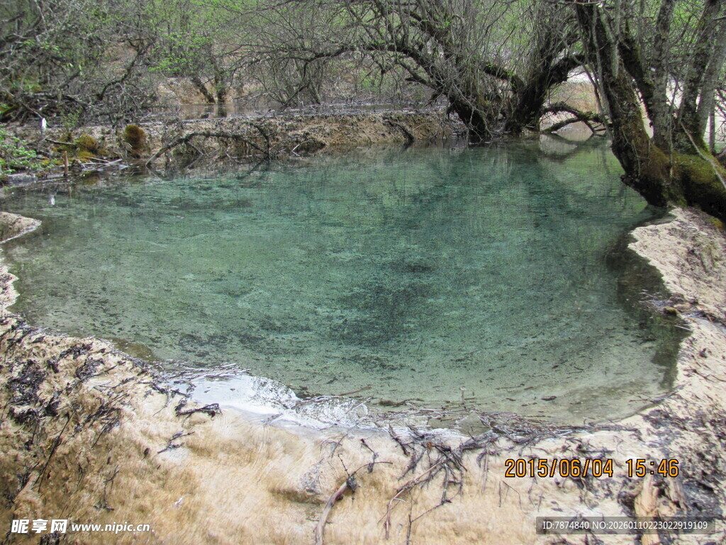 山间清澈碧潭景色