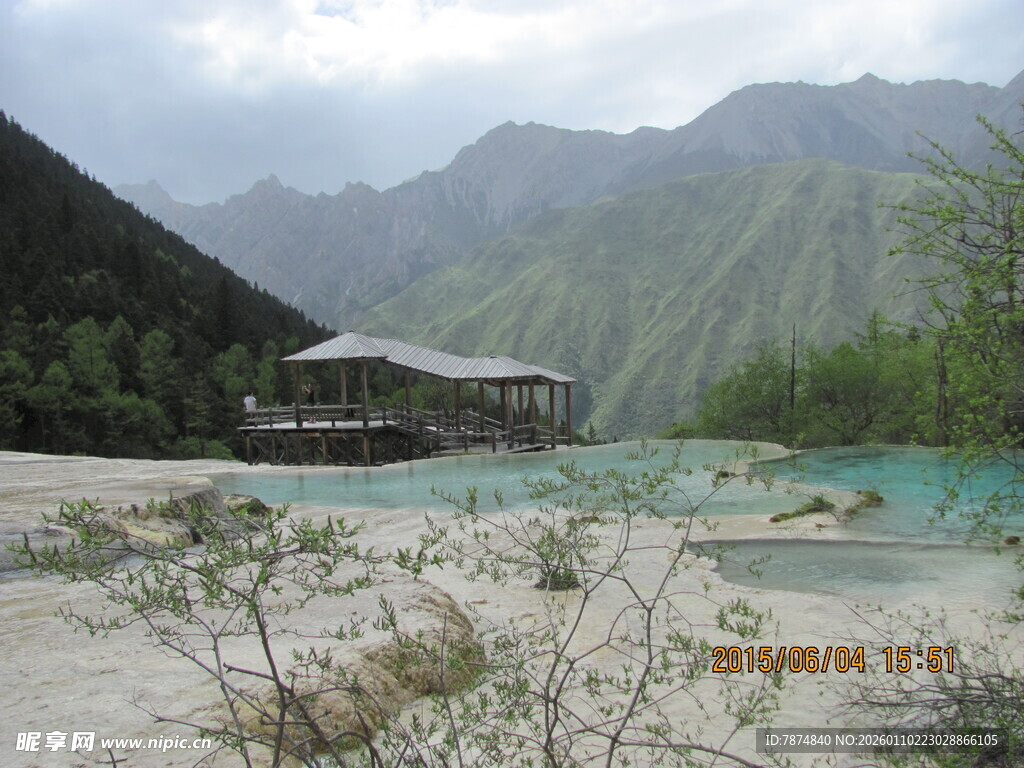 山间蓝湖旁的古朴小屋