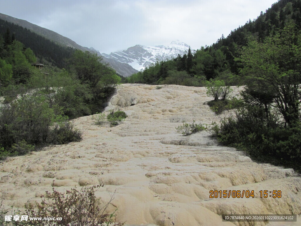 山间泥沙流淌景观
