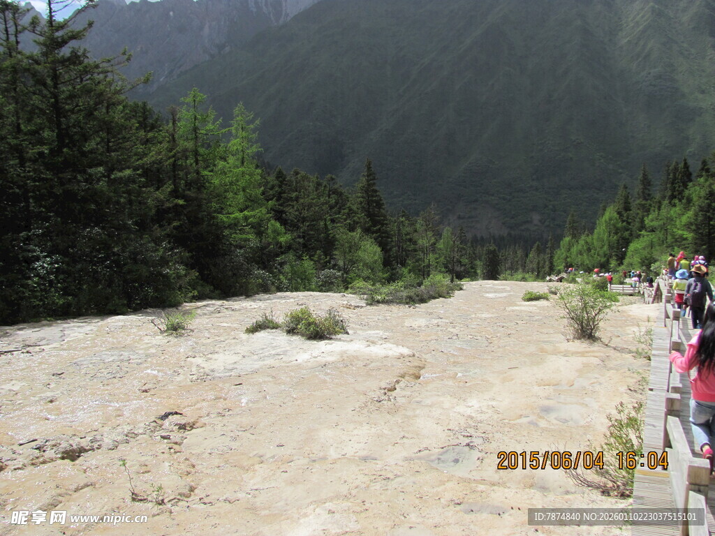 山间河滩处的人群风景