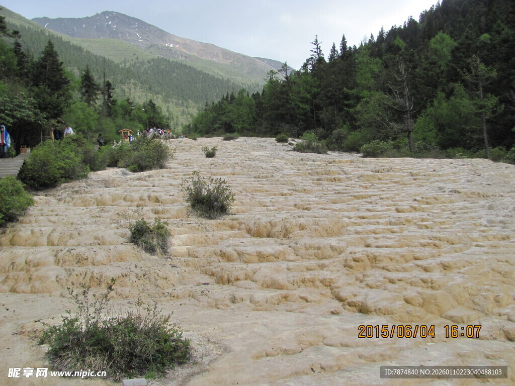 山间壮丽的黄色钙化地貌