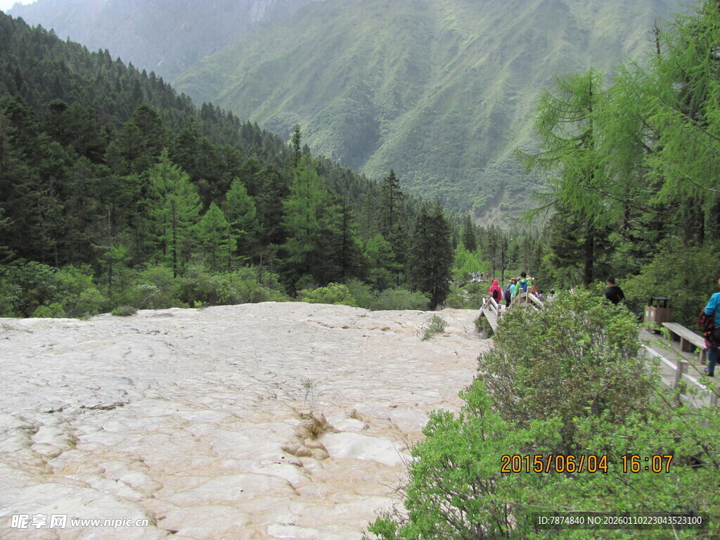 山间湍急河流与徒步人群
