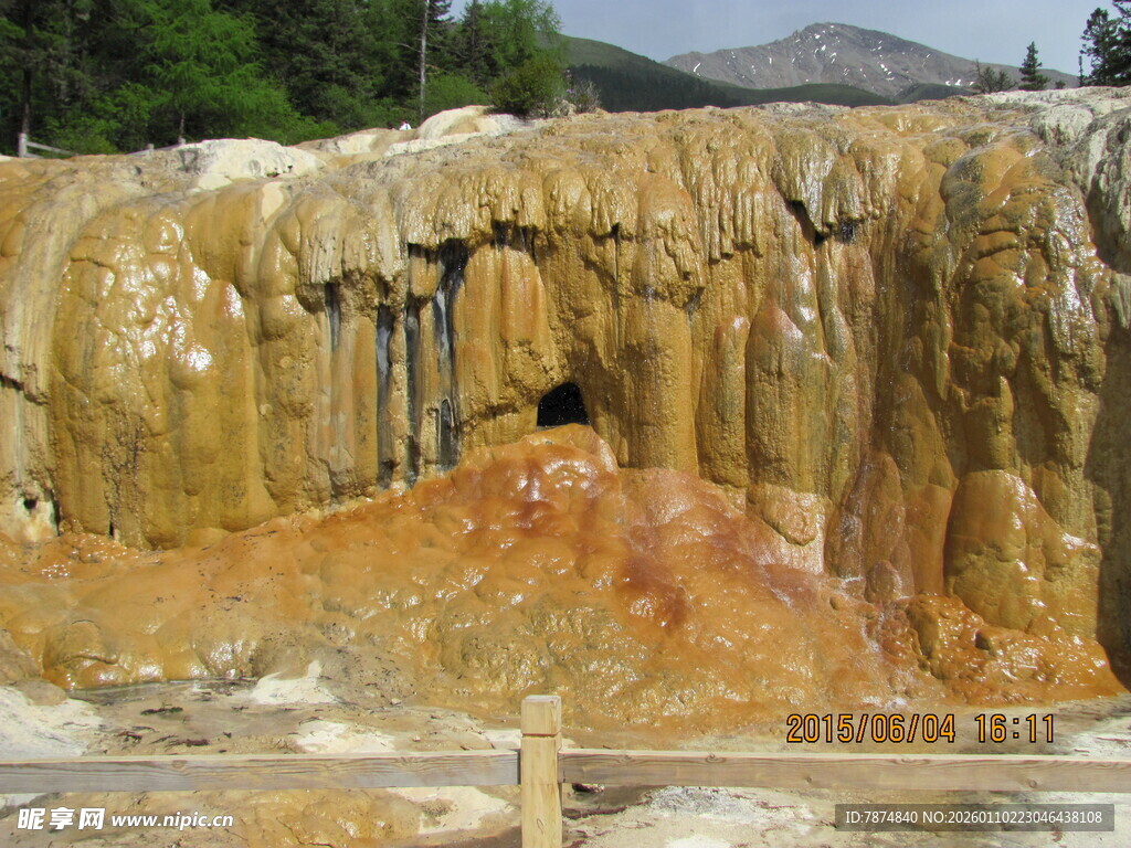 五彩斑斓的天然钙化瀑布